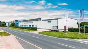 Ansicht des Sokratherm-Standorts mit Produktionshallen für Blockheizkraftwerke.