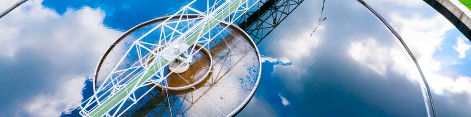 Rundbecken einer Kläranlage mit mechanischer Räumtechnik zur Sedimentation von Abwasser in einer kommunalen oder industriellen Aufbereitungsstufe.