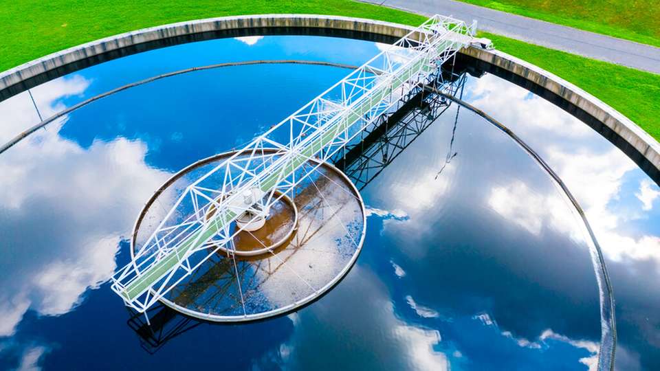 Rundbecken einer Kläranlage mit mechanischer Räumtechnik zur Sedimentation von Abwasser in einer kommunalen oder industriellen Aufbereitungsstufe.