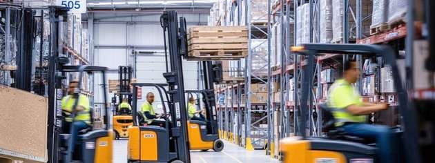 Flurförderzeuge bewegen Waren im Lager; ihre Einsatzdaten bilden die Grundlage für eine transparente und datenbasierte Optimierung der Intralogistik.