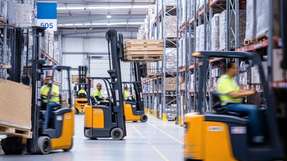 Flurförderzeuge bewegen Waren im Lager; ihre Einsatzdaten bilden die Grundlage für eine transparente und datenbasierte Optimierung der Intralogistik.