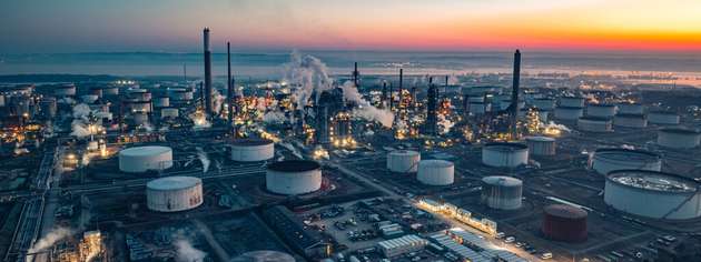 Europas Chemieindustrie steht zugleich unter Standort- und Kostendruck, während strengere Regulierung, steigende CO2-Preise und neue Nachhaltigkeitsanforderungen Investitionen in Zirkularität, CCUS und Clean Chemicals erzwingen und Digitalisierung samt KI zum entscheidenden Hebel für Wettbewerbsfähigkeit, Deal-Werte und erfolgreiche Transformation wird.