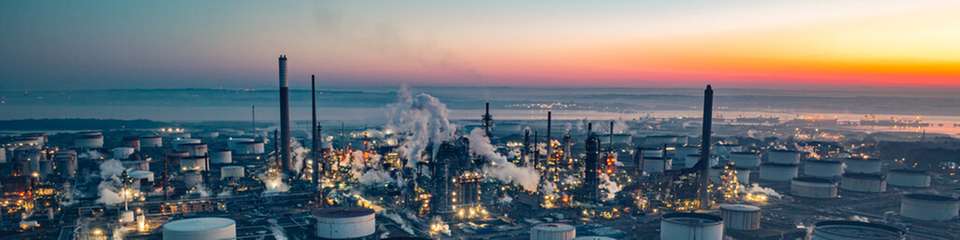 Europas Chemieindustrie steht zugleich unter Standort- und Kostendruck, während strengere Regulierung, steigende CO2-Preise und neue Nachhaltigkeitsanforderungen Investitionen in Zirkularität, CCUS und Clean Chemicals erzwingen und Digitalisierung samt KI zum entscheidenden Hebel für Wettbewerbsfähigkeit, Deal-Werte und erfolgreiche Transformation wird.