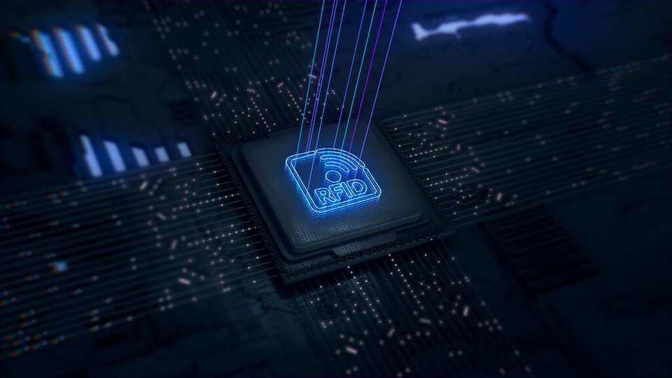 RFID ermöglicht zum Beispiel die Standardisierung von Datenflüssen und erreicht in Kombination mit KI, insbesondere bei der Datenbereinigung durch selektives Filtern, ein neues Qualitätsniveau. 