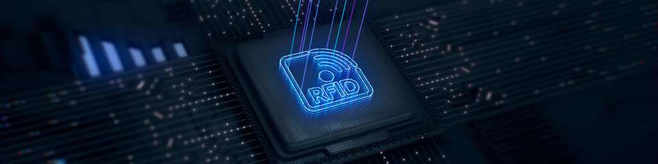 RFID ermöglicht zum Beispiel die Standardisierung von Datenflüssen und erreicht in Kombination mit KI, insbesondere bei der Datenbereinigung durch selektives Filtern, ein neues Qualitätsniveau. 