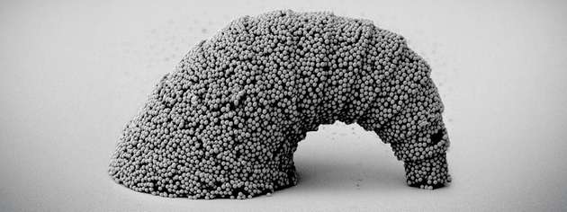 Die neue optofluidische 3D‑Fertigungsmethode ermöglicht Mikro‑ und Nanostrukturen aus unterschiedlichsten Materialien und schafft damit die Grundlage für multifunktionale Mikroroboter und innovative mikrotechnische Anwendungen.