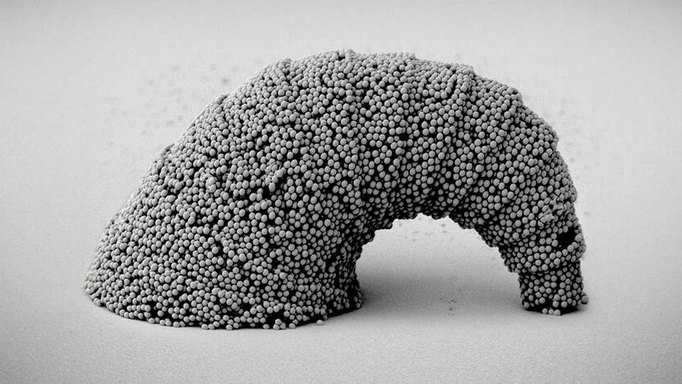 Die neue optofluidische 3D‑Fertigungsmethode ermöglicht Mikro‑ und Nanostrukturen aus unterschiedlichsten Materialien und schafft damit die Grundlage für multifunktionale Mikroroboter und innovative mikrotechnische Anwendungen.