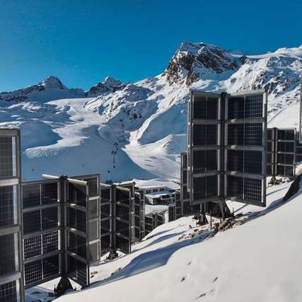Die kreuzförmige Trägerstruktur von Helioplant für bifaziale Solarmodule löst die Herausforderungen herkömmlicher PV-Systeme in Gebirgsregionen. 