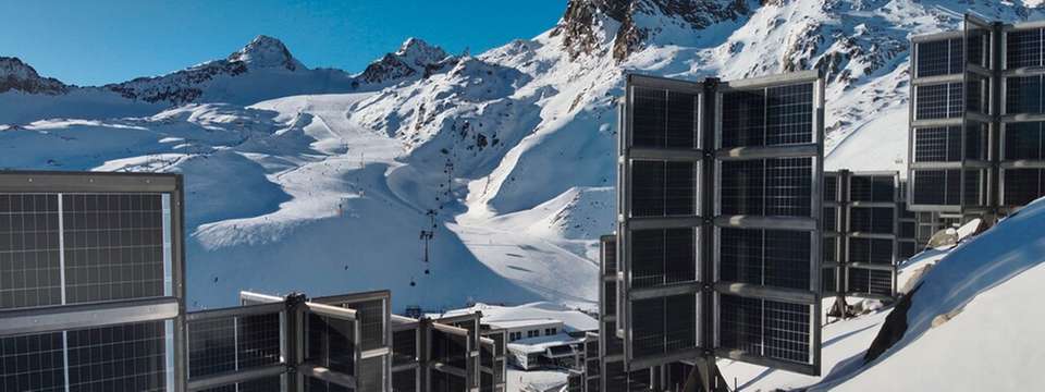 Die kreuzförmige Trägerstruktur von Helioplant für bifaziale Solarmodule löst die Herausforderungen herkömmlicher PV-Systeme in Gebirgsregionen. 