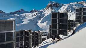 Die kreuzförmige Trägerstruktur von Helioplant für bifaziale Solarmodule löst die Herausforderungen herkömmlicher PV-Systeme in Gebirgsregionen. 