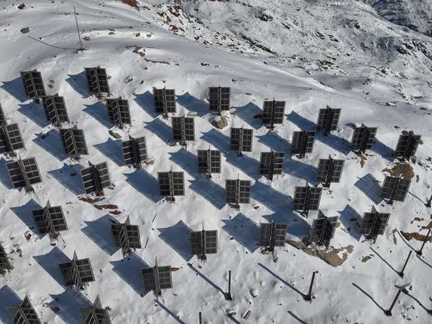 In Sölden, Österreich, entsteht eine neue großflächige Solaranlage mit circa 6,3 MWp, bestehend aus circa 800 Helioplant-Strukturen sowie SolarEdge Wechselrichtern und Leistungsoptimierern – auf einer Höhe von 2.850 bis 3.000 m.