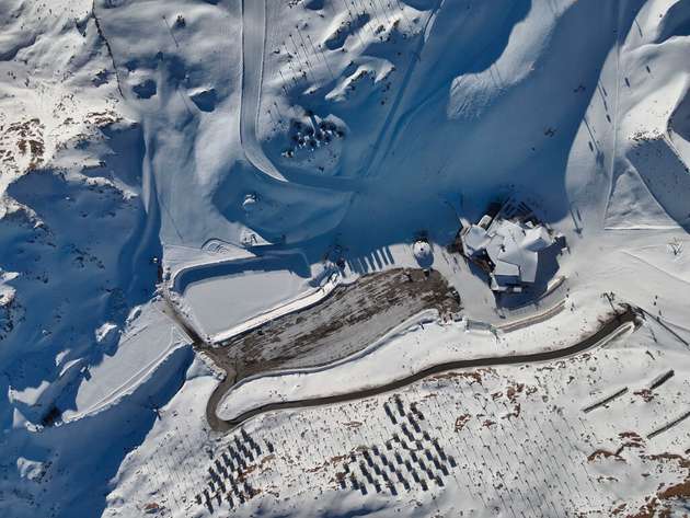 Das PV-System liefert auch in den Wintermonaten hohe Energieerträge und erschließt damit ein potenziell bedeutendes neues Marktsegment mit Tausenden von Skigebieten weltweit. 