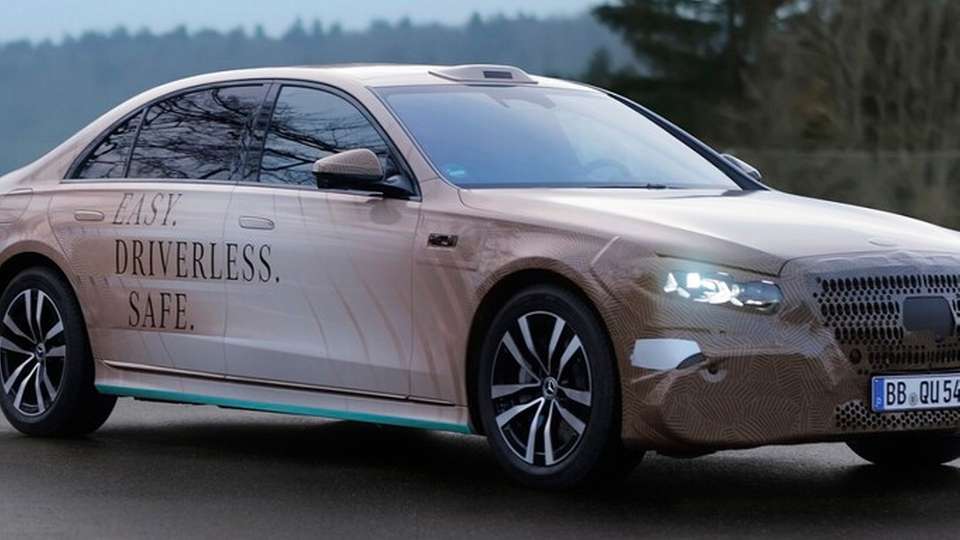 Mit ihrer redundanten Sicherheitsarchitektur und dem Betriebssystem MB.OS bildet die neue S‑Klasse die Basis für weltweite Robotaxi‑Projekte und treibt gemeinsam mit starken Partnern die Entwicklung sicherer Level‑4‑Automatisierung voran.