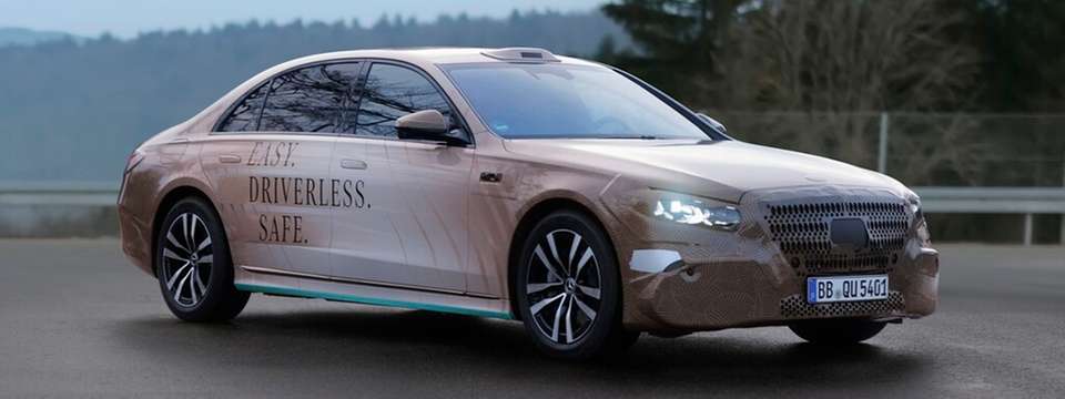 Mit ihrer redundanten Sicherheitsarchitektur und dem Betriebssystem MB.OS bildet die neue S‑Klasse die Basis für weltweite Robotaxi‑Projekte und treibt gemeinsam mit starken Partnern die Entwicklung sicherer Level‑4‑Automatisierung voran.