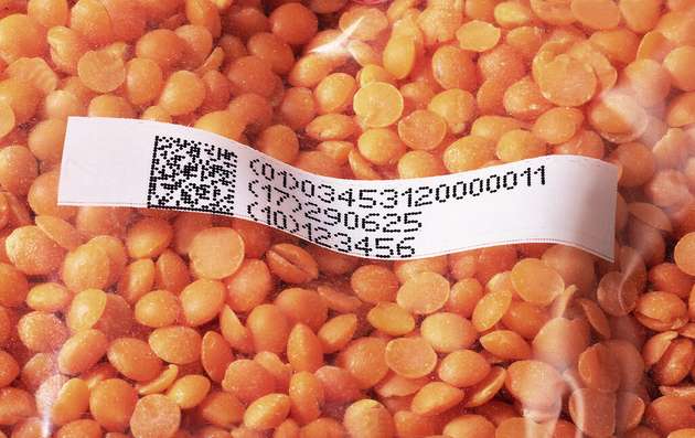 Eine intelligente Lösung für maximale Lesbarkeit des Codes auch auf transparenten Verpackungen: zuerst der Hintergrunddruck, dann der Code – alles in einem nahtlosen Prozess mit CIJ.