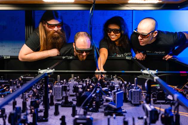 Nico Hauser (links) und weitere Wissenschaftlerinnen und Wissenschaftler der Barz Group.