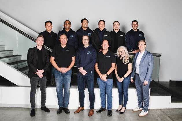 Das neue internationale Vertriebsteam für Fenecon-Industriespeicher ist zusammen mit dem am Standort Iggensbach ansässigen Team „Projektmanagement International“ zu sehen. Unten von rechts nach links: Thomas Gößwein (Bereichsleiter Internationalisierung), Caroline Brannock, Ken Neethling, Christoph Niewöhner, Uwe Fuchs, Fabian Feuchter. Nicolás Carrasco Argomedo, Oleg Ratkovsky, Adrial Mardensyah, Haseef Hizan, Vaibhav Dalvi und Han Yu.