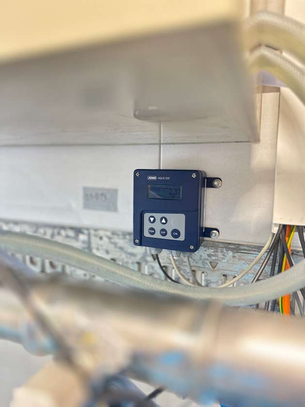 Mess- und Sensortechnik im Anlagencontainer ermöglicht eine kontinuierliche Überwachung und Dokumentation der Prozessbedingungen.