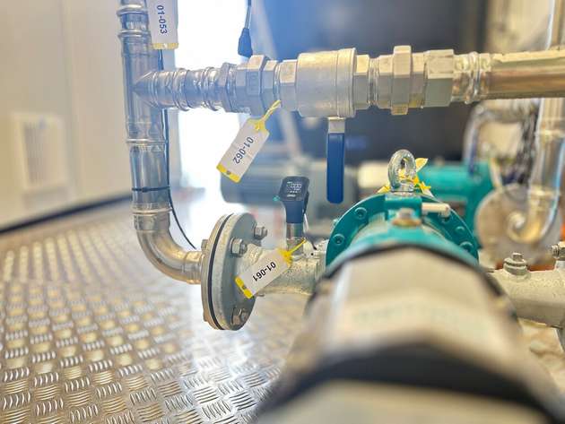 Robuste Sensorik für anspruchsvolle Medien: Messsysteme überwachen Druck, Füllstand und chemische Prozessgrößen unter rauen Bedingungen.