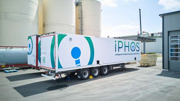 Die mobile Phosphorrückgewinnungsanlage von SF-Soepenberg setzt auf das eigens entwickelte chemische Verfahren iPhos zur Auflösung von Eisenphosphaten aus Klärschlamm.