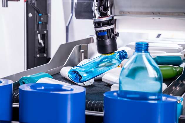 Der Cobot tog.519 von Schubert greift ungeordnete Produkte aus unterschiedlichen Winkeln.