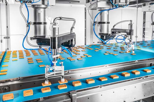 Mit den Scannerinformationen nehmen Pick-and-Place-Roboter die gewünschten Produkte auf.