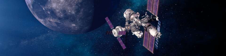Impression der Gateway Lunar Space Station. Die Raumstation im Mondorbit soll als Habitat, Tank- und Forschungszentrum für Astronautinnen und Astronauten dienen, die im Rahmen des Artemis-Programms unseren Mond erkunden. Das Human Exploration Control Center (HECC) wird für den Betrieb von drei Modulen des Gateway verantwortlich sein: das Kommunikationssystem zur Mondoberfläche HLCS, das Wohn- und Arbeitsmodul I-HAB sowie das Antriebsmodul ESPRIT.