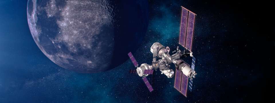 Impression der Gateway Lunar Space Station. Die Raumstation im Mondorbit soll als Habitat, Tank- und Forschungszentrum für Astronautinnen und Astronauten dienen, die im Rahmen des Artemis-Programms unseren Mond erkunden. Das Human Exploration Control Center (HECC) wird für den Betrieb von drei Modulen des Gateway verantwortlich sein: das Kommunikationssystem zur Mondoberfläche HLCS, das Wohn- und Arbeitsmodul I-HAB sowie das Antriebsmodul ESPRIT.