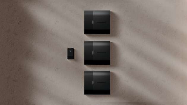 Typische Installationssituation: je Wohneinheit ein briefkastengroßes PIONIERKRAFTwerk, übereinander montiert. Links: das Kommunikationsmodul PIONIERKRAFTlink