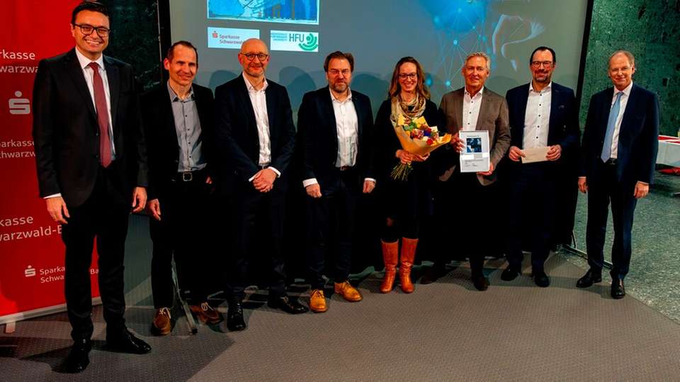 Sparkassen-Vorstandsvorsitzender Arendt Gruben, rechts im Bild, und sein Stellvertreter Florian Klausmann, links, überreichen den Vertretern von Jauch Quartz den Sonderpreis des Innovationspreises für die amagnetische Lithium-Polymer-Batterie.