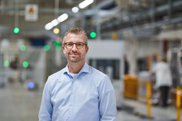 Mathis Kosbab, Leiter Produktmanagement von Kostal Industrie Elektrik: Bei der Elektrifizierung von Anwendungen sind effiziente Elektromotoren essenziell, besonders bei Teillastbetrieb besteht ein großes Einsparpotenzial. Hierzu wird ein Frequenzumrichter benötigt. Der INVEOR MC1 von Kostal bietet eine kostengünstige Alternative zu teuren Komplettsystemen aus Motor und Umrichter. Mit dem Ansatz „Build your own system“ ermöglicht Kostal die Kombination eines beliebigen Motors mit dem Kostal Frequenzumrichter. Das sorgt für Preistransparenz und senkt Investitionshürden in energieeffiziente Systeme. Somit wird ein flächendeckender Einsatz effizienter Antriebstechnik sowie einfache Integration und Nachrüstbarkeit eines Frequenzumrichters in bestehende Systeme ermöglicht. 