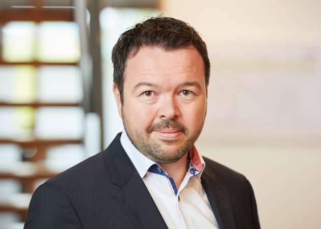 Christian Roßkopf, Geschäftsführer von GP Joule Consult: Unser Schwerpunkt liegt in diesem Jahr auf ganzheitlichen, flexiblen Energiesystemen. Denn in sektorübergreifenden Energiesystemen können wir spürbar die Gesamteffizienz von industriellen Standorten heben. So helfen beispielsweise Batteriespeicher unseren Kunden, Lastspitzen zu glätten und den Eigenverbrauch erneuerbarer Energien deutlich zu erhöhen. Gleichzeitig treiben wir den Einsatz von Wärmepumpen auch für industrielle Hochtemperatur-Prozesse voran. Ergänzt durch Wärmespeicher und eine intelligente, preis- und grünstromoptimierte Steuerung der Wärmeerzeugung schaffen wir eine hohe Flexibilität.