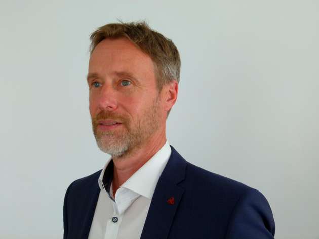 Marc Westhoff, Sales Director Measure & Analyze und Mitglied der Geschäftsführung bei Emerson: Spürbare Energieeffizienz entsteht dort, wo Energieflüsse transparent gemacht und systematisch optimiert werden. Bei Emerson setzen wir gezielt auf präzises Energiemonitoring für Prozesswärme, Dampf und Druckluft – häufig die größten, aber am wenigsten sichtbaren Energieverbraucher. Mit der Flexim FLUXUS Serie zur Messung von Sattdampf bis überhitzten Dampf, unseren EE&D Solutions zur Überwachung von Dampfnetzen sowie dem Compressed Air Manager, einem vorkonfigurierten System zur Echtzeitüberwachung von Durchfluss, Druck und Temperatur in der Druckluft, schaffen wir die Grundlage, Verluste, Leckagen und Lastspitzen zu identifizieren und Anwendungen gezielt zu elektrifizieren. So werden Effizienzpotenziale systematisch nutzbar und Entscheidungen datenbasiert.