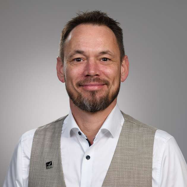 Heiko Bölli, Sales Manager Energy & Infrastructure bei Copa-Data: Energieeffizienz entsteht nicht durch einzelne Maßnahmen, sondern durch durchgängige Transparenz über alle Energie- und Prozessdaten hinweg. Copa-Data setzt deshalb auf die nahtlose Erfassung, Zusammenführung und Auswertung von Daten aus Produktion, Energieversorgung und Gebäudetechnik – von der Feldebene bis zur Managementebene. Gerade bei bestehenden Anlagen lassen sich so Verbräuche sichtbar machen, Lasten intelligent steuern und Potenziale wie Abwärmenutzung identifizieren. Mit dem interdisziplinären Ansatz unserer Softwareplattform zenon verknüpfen wir DCS, BMS und EMS und schaffen damit die Grundlage, Energie gezielt dort einzusetzen, wo sie den größten Nutzen bringt. 