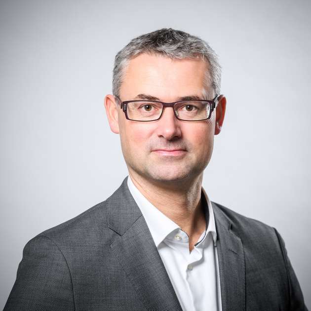 Matthias Rundloff, CEO von AMBARtec: Aus meiner Sicht sind Energieeffizienz und die Umstellung auf nachhaltige Energiequellen miteinander verbunden. Letzteres gelingt nur, wenn sich diese Energie speichern und bedarfsgerecht abrufen lässt. Für größere Mengen ist Wasserstoff das geeignetste Speicher- und Transportmedium. Indem wir bereits heute mit unseren eisenoxidbasierten Speichern kostengünstigen Wasserstoff liefern können, sind Unternehmen in der Lage, die Umstellung auf Wasserstoff zur Erzeugung der Prozesswärme vorzubereiten – und zwar ohne, dass es einer Pipeline bedarf. Mehr noch: Wir bieten mit dem sogenannten silbernen einen recycelten Wasserstoff an. Mit unserer Technologie gelingt es, Wasserstoff, der derzeit in Industrieprozessen anfällt und an die Umgebung abgegeben wird, aufzunehmen und einer Zweitnutzung zuzuführen. Damit steigt die Energieeffizienz des Gesamtprozesses.