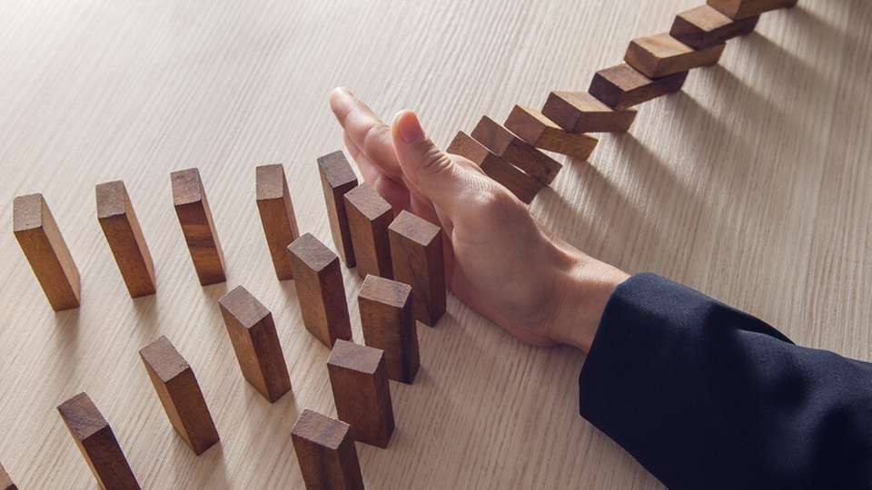 Cyberkriminelle automatisieren ihre eigenen Aufklärungsaktivitäten und bedienen sich legitimer Werkzeuge, sodass es immer schwerer wird, echte Angriffe von normalem Systemverhalten zu unterscheiden. Möglichst schnelles Erkennen und Reagieren reicht nicht mehr: Heute brauchen Security-Teams smarte Präventionssysteme.