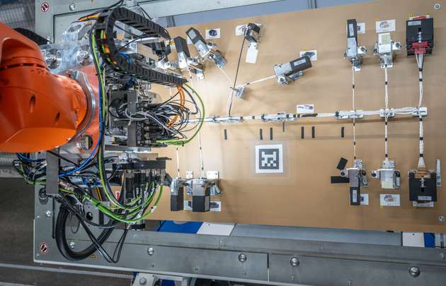 Definierte mechanische Schnittstellen an Steckverbindern und Kontakten sind die Voraussetzung für eine prozessstabile, robotische Handhabung in der automatisierten Leitungssatzmontage.