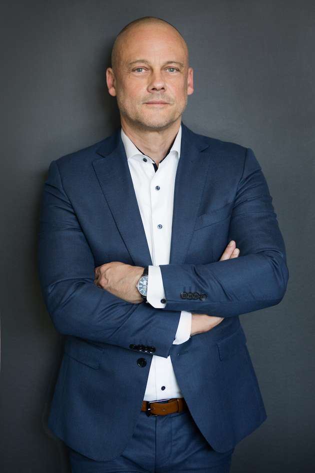 Henning Hiebsch, Partner Digital Factory & Supply Chain (DFS), MHP: Damit IIoT-Projekte ihr volles Potenzial entfalten, braucht es einen Perspektivwechsel: weg von isolierten Pilotlösungen hin zu einer durchgängigen, softwaregetriebenen Produktionsarchitektur. Dabei spielt Software-Defined Manufacturing (SDM) eine Schlüsselrolle, weil es Maschinen, Prozesse und IT nicht mehr starr verbindet, sondern flexibel über Software modellierbar und steuerbar macht. Diesen Ansatz konnten wir in unserem Projekt V4Smart erfolgreich umsetzen: Innerhalb von zehn Monaten wurde eine cloudbasierte IT-Architektur mit digitalem Zwilling aufgebaut, die flexible, echtzeitfähige Entscheidungen und Steuerung der Produktion ermöglicht. Das zeigt: Wenn Technologie, offene Standards und eine enge Verzahnung von IT und Produktion zusammenspielen, werden aus IIoT-Daten echte Wettbewerbsvorteile.