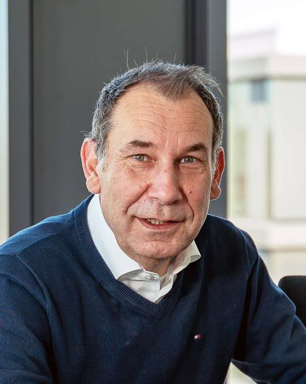 Olaf Ophoff, Leiter Geschäftsbereich Automation Systems, Turck: Um mehr Potenzial zu schöpfen, müssen IIoT‑Projekte Daten schon dort nutzbar machen, wo sie entstehen. Dezentrale Intelligenz und konsequente Datenvorverarbeitung im Feld schaffen die Basis für durchgängige Datentransparenz, die Entscheidungen beschleunigt und Prozesse spürbar verbessert. Unsere Track-and-Trace-Lösungen oder unser Konzept der Digital Conveyor Lines zeigen bereits heute, wie Materialflüsse lückenlos sichtbar werden und Anlagen dynamisch auf Veränderungen reagieren können. In Kombination mit Edge‑Computing, das relevante Informationen in Echtzeit filtert, und Cloud‑Plattformen, die daraus skalierbare Services formen, entsteht ein durchgängiges Datenökosystem. Wenn Systeme interoperabel sind und Entscheidungen näher an der Anwendung getroffen werden, entfalten IIoT‑Projekte ihr volles Effizienzpotenzial.