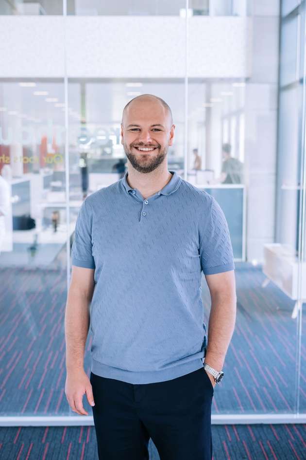 Lukas Schattenberg, Vertriebsleiter DACH bei Ixon: Effizienzgewinne werden oft erwartet, bevor die Grundlagen geschaffen sind. Ohne sichere, standardisierte und skalierbare Maschinenanbindung bleiben Daten fragmentiert und IIoT-Mehrwert Theorie. Maschinenbauer bedienen heterogene Kunden vom Konzern bis zum Kleinstbetrieb. Fehlende Standardisierung führt zu Einzellösungen, aus denen weder Betreiber noch Maschinenbauer systematisch lernen. So bleibt unklar, wie Maschinen genutzt werden und welchen Nutzen IIoT für unterschiedliche Kundentypen bietet – etwa bei Verfügbarkeit, Service oder Betriebskosten. Entscheidend ist der Weg vom Pilot zur Serie: mit klaren Use Cases, verbindlichen Sicherheitsstandards und Architekturen, die Skalierung und Lernen über Kunden hinweg ermöglichen.