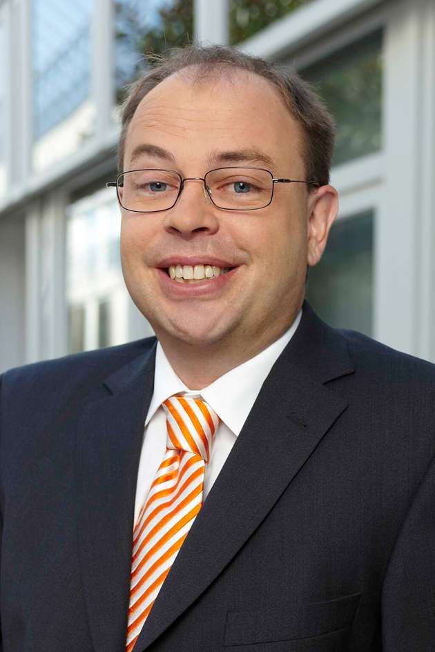 Andreas Röck, Head of Product Management, Softing Industrial Automation: Viele IIoT-Projekte scheitern weniger an der Technologie als an mangelnder Durchgängigkeit und klarer Zieldefinition. In der Praxis treffen hohe Erwartungen auf gewachsene Brownfield-Strukturen, heterogene Systeme und unklare Datenstrategien. Effizienzgewinne lassen sich nur erzielen, wenn Projekte mit klar abgegrenzten Use Cases starten und schrittweise skaliert werden. Entscheidend ist dabei eine verlässliche, standardbasierte Integration bestehender Maschinen und Steuerungen als Grundlage für durchgängige Datenflüsse. Lösungen wie Softings dataFEED OPC Suite und SDEX Suite unterstützen genau diesen Ansatz, indem sie bestehende Anlagen effizient anbinden und Daten strukturiert für IT- und Cloud-Anwendungen bereitstellen.