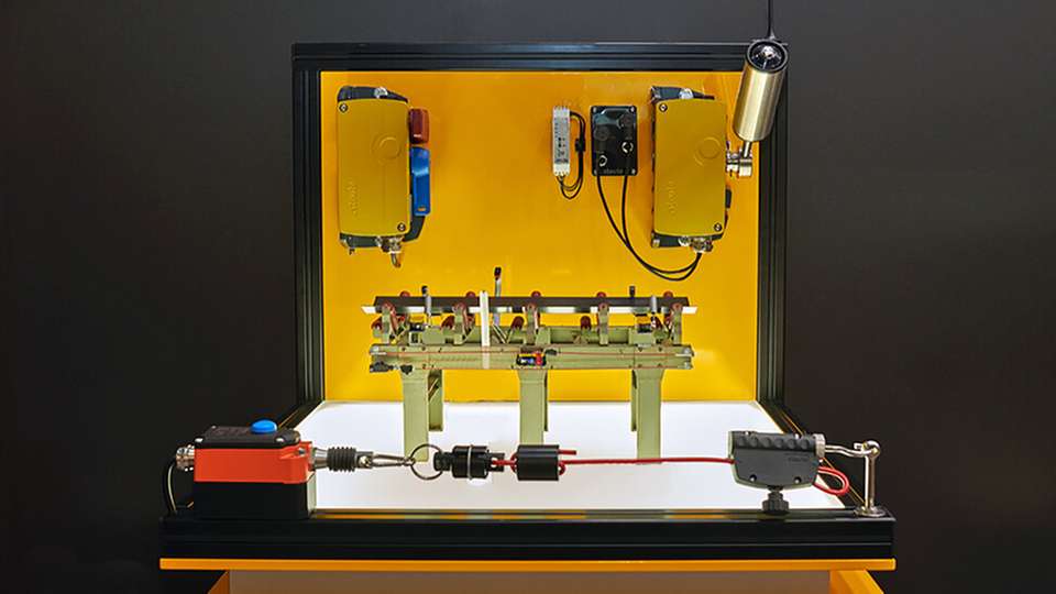 Steute-Produkte für die Fördertechnik an einem Miniatur-Funktionsmodell.
