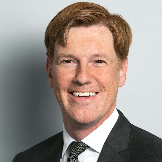 Rüdiger Müller, Geschäftsführer von Enercon Energy Partners: Grünen PPAs können als virtuelle PPAs einen Barausleich gegen den Spotmarkt oder als physische PPAs eine Lieferung in den Bilanzkreis des Abnehmers vorsehen, bei räumlicher Nähe zum Verbrauch auch eine direkte Einspeisung in das Werksnetz des Abnehmers. Allen Varianten gemeinsam ist die Absicherung der Erlöse aus der Stromvermarktung für die Vertragslaufzeit und damit des Weiterbetriebs nach Auslaufen der (EEG-)Förderung, bei entsprechender Laufzeit auch der initialen Finanzierung und Errichtung der Anlage. Dies erlaubt einen bedarfsgerechten und kosteneffizienten Ausbau der erneuerbaren Energien und damit die Vermeidung von Über- oder Unterinvestitionen. Eine physische Direktbelieferung vermindert zudem die Ausbauerfordernis der Übertragungs- und Verteilnetze und erhöht die Resilienz im Fall von Kapazitätsengpässen und Störungen im Netzbetrieb.