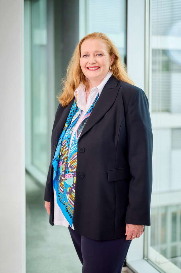 Anna Jasper-Martens, CEO Germany bei E.ON Energy Infrastructure Solutions: Die Realisierung von EE-Anlagen wird häufig erst durch ein PPA wirtschaftlich möglich. PPA Kunden beziehen Grünstrom aus einer dedizierten, oft eigens für sie errichteten Anlage. So ermöglichen grüne PPAs zusätzliche Projekte und bringen neue Anlagen ans Netz. Onsite PPAs aus Anlagen in unmittelbarer Kundennähe erhöhen zudem die Versorgungssicherheit: Der Strom wird per Direktleitung ohne Nutzung des öffentlichen Netzes direkt vom Erzeuger zum Abnehmer geliefert. Durch Ergänzung eines Batteriespeichers kann der Autarkiegrad weiter erhöht werden. Grüne PPAs sollten immer passgenau auf die individuellen Anforderungen des Kunden zugeschnitten sein – darauf achten wir.