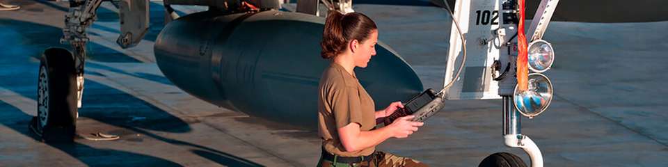 In der Luftfahrt steigen die Anforderungen an Kommunikations‑ und Navigationssysteme kontinuierlich. Kompakte Messlösungen wie der FieldFox‑Analyzer unterstützen Routine‑ und Feldtests direkt vor Ort und sichern damit Verfügbarkeit, Signalqualität und Betriebssicherheit kritischer Infrastruktur.