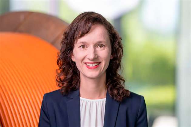 Maria Dobritzsch, Global Sustainability Manager bei Lapp: Lapp, ein Anbieter von integrierten Lösungen und Markenprodukten im Bereich der Kabel- und Verbindungstechnologie, saniert eines seiner Firmengebäude in Stuttgart. Während der mehrjährigen Arbeiten werden umfassende Energieeffizienzmaßnahmen umgesetzt. Das Gebäude wird gedämmt, mit einer Wärmepumpe zum Heizen und Kühlen ausgestattet und erhält energieeffiziente Dreifachverglasungen. Zudem wird die Fassade mit Photovoltaik-Panels für grünen Strom und einer Begrünung versehen, die CO2-Emissionen reduziert. Bis 2028 soll ein modernes, energieeffizientes Bürogebäude mit optimalem Arbeitsklima entstehen.