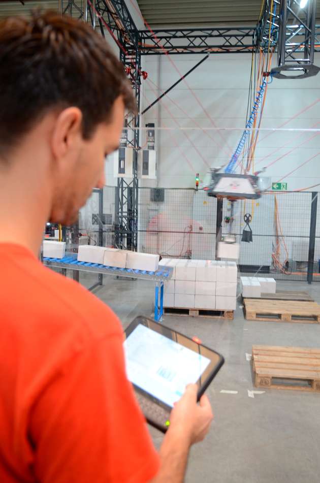 Zur Bedienung entschied sich Red Cable Robots für ein customized KeTop T155 Safe Wireless von Keba.