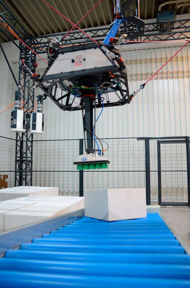 Die Plattform von Red Cable Robots kann gezielt geneigt werden. Gegenüber Portalsystemen ist damit keine zusätzliche Achse nötig, um zum Beispiel etwas von einem schrägen Rollband greifen zu können.