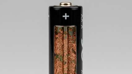 Eisen hat den Vorteil, dass es weltweit reichlich vorhanden ist, theoretisch eine hohe Speicherkapazität aufweist und gut zu recyceln ist.