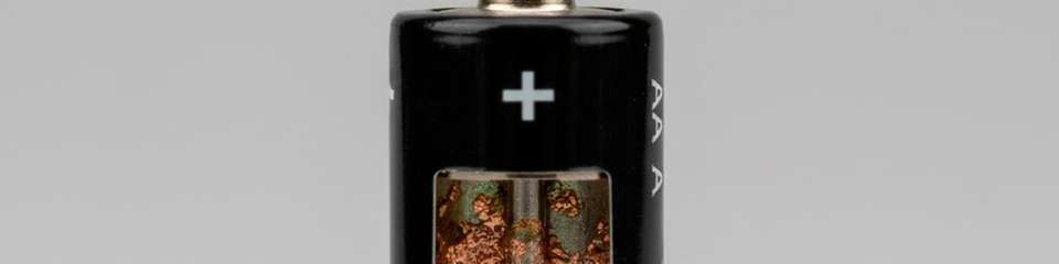 Eisen hat den Vorteil, dass es weltweit reichlich vorhanden ist, theoretisch eine hohe Speicherkapazität aufweist und gut zu recyceln ist.